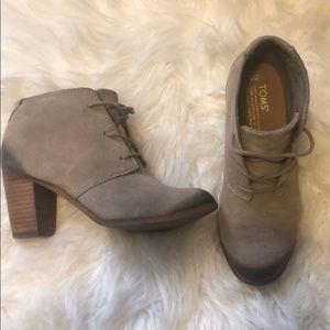 Tom’s size 6 lace up booties